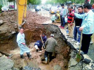 電線下沉壓爆水管 淹路面 水管爆裂搶險現場